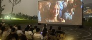 （一男一女在床上日比转载）成都秋夜“新耍法”：到公园看坝坝电影